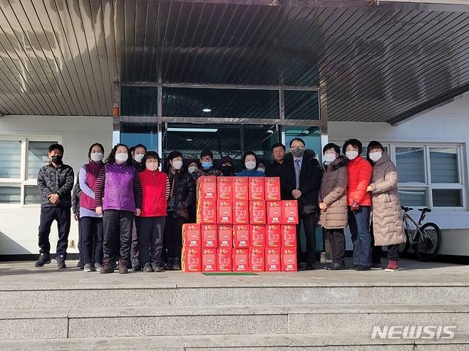 여주중앙감리교회가 강천재활용선별장을 방문, 성탄선물을 전달하고 있다.