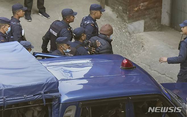 [AP/뉴시스] 23일 네팔 경찰들이 19년 복역후 석방된 살인범 소브라지를 이민국으로 호송하고 있다