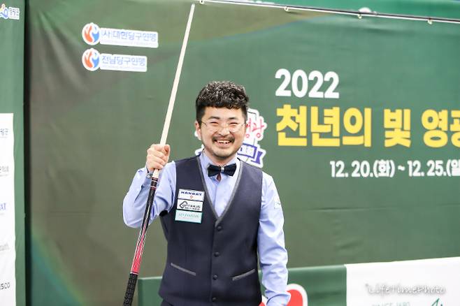 안지훈은 23일 전남 영광군 스포티움 국민체육센터에서 열린 '2022 천년의 빛 영광 전국3쿠션당구대회' 남자 일반부 결승에서 김행직을 누르고 우승한 뒤 환하게 웃고 있다. 대한당구연맹