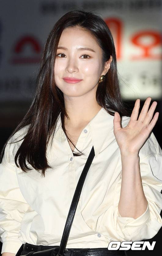 [OSEN=민경훈 기자]배우 신세경이 입장하며 포즈를 취하고 있다. /rumi@osen.co.kr