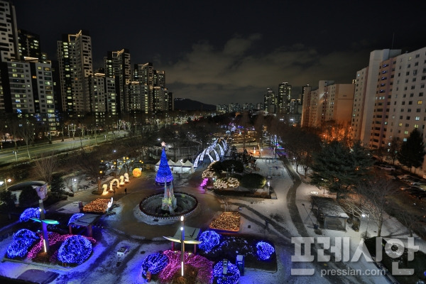 ▲과천 빛 축제가 열리는 별양동 중앙공원 조형물에 불빛이 점등된 모습. ⓒ과천시