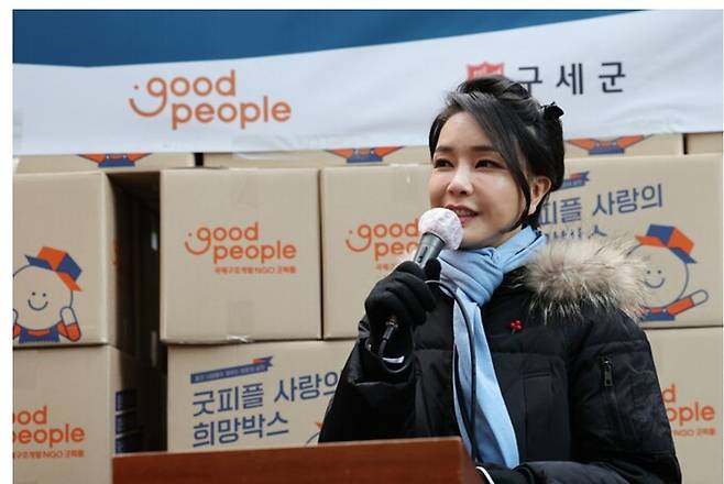 윤석열 대통령의 부인 김건희 여사가 22일 서울 남대문 쪽방촌에서 열린 '찾아가는 성탄절 사랑의 희망 박스 전달식'에 참석해 인사말을 하고 있다. 대통령실 통신사진기자단