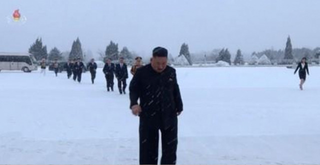 김정은 북한 국무위원장과 간부들이 폭설을 뚫고 종종걸음으로 걷고 있다. 연합뉴스 캡처