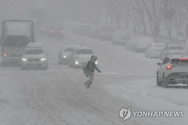 폭설 속 출근길 '서둘러' (광주=연합뉴스) 차지욱 기자 = 대설 특보가 내려진 23일 오전 광주 서구 치평동에서 시민들이 눈길을 걷고 있다. 2022.12.23 uk@yna.co.kr