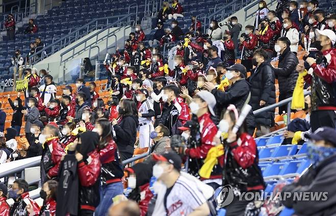 지난해 스포츠 관람이 직접 가능해진 뒤 잠실야구장의 모습 [연합뉴스 자료사진]