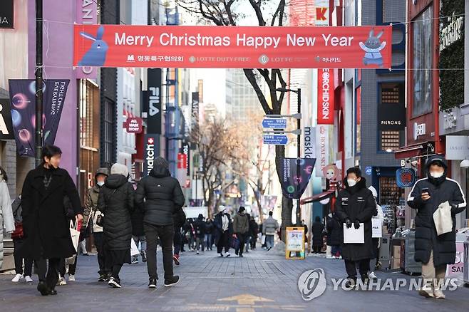 크리스마스 앞둔 명동거리 (서울=연합뉴스) 서대연 기자 = 크리스마스를 이틀 앞둔 23일 오후 서울 명동거리에 크리스마스 현수막이 설치돼 있다. 2022.12.23 dwise@yna.co.kr