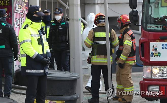 방화 현장 확인하는 경찰과 소방 당국 (대구=연합뉴스) 박세진 기자 = 23일 오후 대구 동구 신천동 한 화재 현장에서 경찰과 소방 당국이 현장을 확인하고 있다. 2022.12.23 psjpsj@yna.co.kr