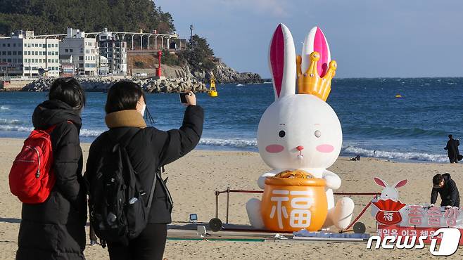 22일 오후 부산 해운대구 해운대해수욕장에 2023년 계묘년을 상징하는 토끼조형물이 설치되어 있다. 2022.12.22/뉴스1 ⓒ News1 김영훈 기자