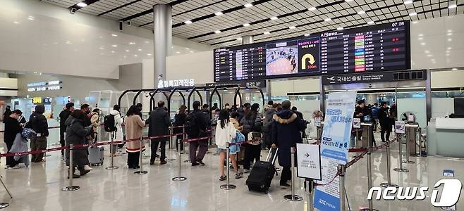 제주를 떠나려는 관광객 등이 제주노선 항공기 운항이 재개된 23일 오전 제주국제공항 탑승장으로 입장하고 있다.2022.12.24/뉴스1