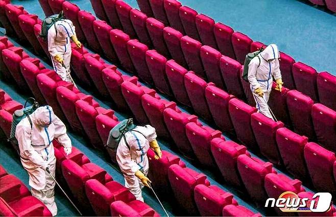 (평양 노동신문=뉴스1) = 북한 노동당 기관지 노동신문은 24일 "비상방역전을 계속 강도 높이 진행하자"라고 강조했다. 사진은 소독 중인 국립연극극장 내부 모습. [국내에서만 사용가능. 재배포 금지. DB 금지. For Use Only in the Republic of Korea. Redistribution Prohibited] rodongphoto@news1.kr