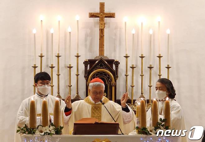 유흥식 추기경(교황청 성직자부 장관)이 24일 충남 아산 천주교 공세리 성당에서 성탄 미사를 집전하고 있다. 2022.12.24/뉴스1 ⓒ News1 이시우 기자