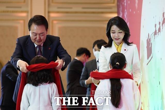 23일 윤석열 대통령과 부인 김건희 여사가 청와대 영빈관에서 열린 보호아동·자립준비청년과 함께하는 크리스마스 행사에서 어린이들에게 목도리를 매주던 당시. /대통령실 제공