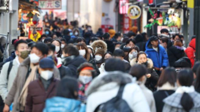 크리스마스이브, 붐비는 명동거리 / 출처 :  연합뉴스