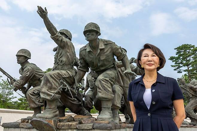 백남희씨가 서울 용산 전쟁기념관 조형물을 배경으로 섰다. 백씨는 “6·25전쟁 정전 50주년을 기념해 지난 2003년 아버지 백선엽 장군 주도로 3년 만에 완성한 작품”이라고 했다. / 이신영 영상미디어 기자