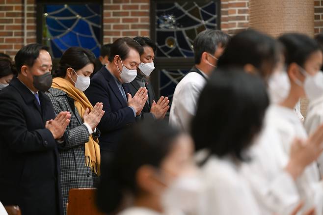 윤석열 대통령과 김건희 여사가 24일 서울 중구 약현성당에서 열린 ‘주님 성탄 대축일 미사’에 참석해 기도하고 있다. /대통령실 제공