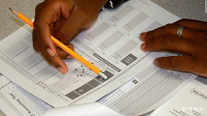 SAT(대학입학 자격시험)을 치르는 미국 학생들. 칼리지보드 홈페이지