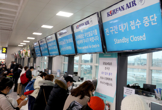 강풍과 대설로 마비됐던 제주국제공항 항공편 운항이 재개된 24일 제주공항 한 항공사 창구에 '전 구간 대기 접수 중단' 안내 문구가 표기돼있다. 연합뉴스