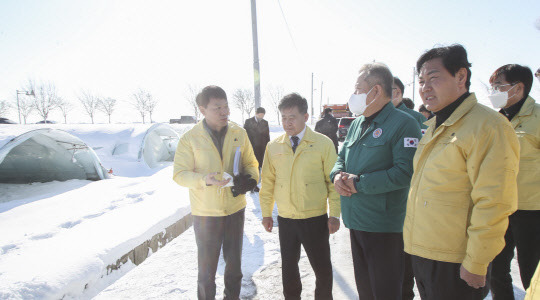 이상민 행정안전부 장관이 24일 폭설 피해를 본 전북 김제시 광활면 한 시설하우스 농가를 찾아 현장을 둘러보고 있다. 전북도 제공