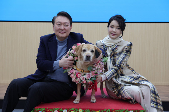 윤석열 대통령과 김건희 여사가 24일 경기도 용인시에 위치한 삼성화재 안내견 학교에서 은퇴 안내견 새롬이를 분양받은 뒤 함께 기념촬영을 하고 있다. 대통령실 제공