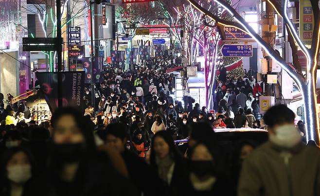 24일 오후 서울 명동거리가 성탄전야를 즐기려는 인파로 가득하다. 강창광 선임기자