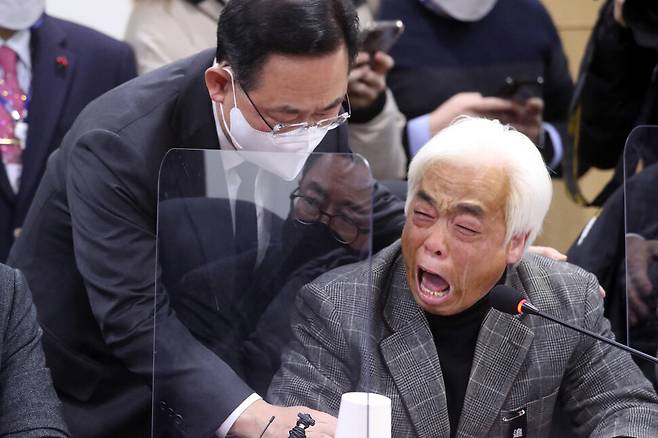 2022년 12월20일 국회 의원회관에서 열린 ‘이태원 참사 국정조사특별위원회’ 국민의힘 위원과 이태원 참사 유족 간담회에서 주호영 국민의힘 원내대표가 이종철 10·29 이태원 참사 유가족협의회 대표를 위로하고 있다. 공동취재사진