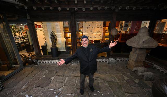 20일 서울 종로구 통인화랑에서 김완규 대표가 1층 공예품 판매점인 '통인가게'를 소개하고 있다. 최주연 기자