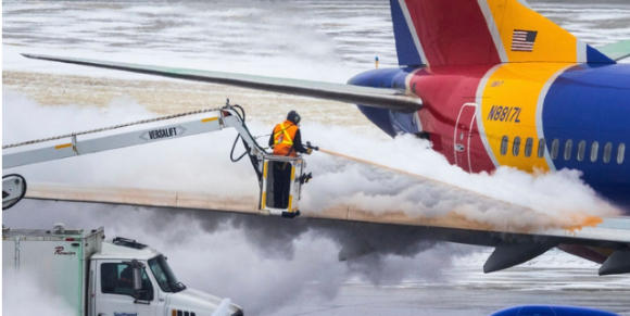 21일(현지시간) 미 네브래스카주 오마하 공항에서 지상 근무원들이 사우스웨스트 항공 여객기 이륙을 앞두고 기체의 얼음을 녹이고 있다. [사진=뉴시스]