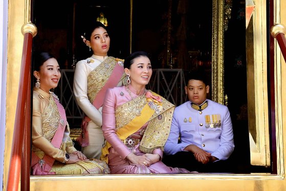 와찌랄롱꼰 태국 국왕 대관식이 지난 2019년 5월 태국 방콕에서 열렸다. 공식 직함을 받은 왕실 식구들이 행사에 참석했다. 왼쪽부터 팟차라끼띠야파 공주, 시리완나와리 공주, 수티다 왕비, 티빵꼰 랏사미촛 왕자. 로이터=연합뉴스