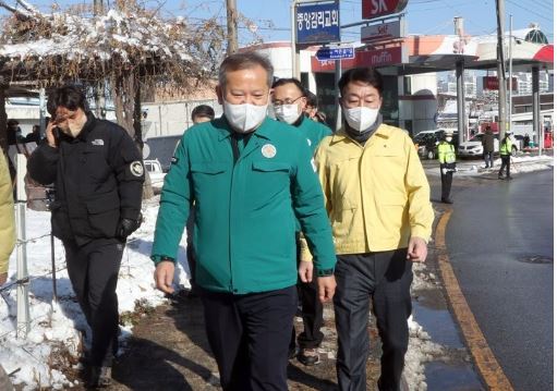 이상민 행안부장관이 24일 폭설이 내렸던 전북 전주시의 어은터널 인근을 찾아 현장을 둘러보고 있다. / 사진=연합뉴스