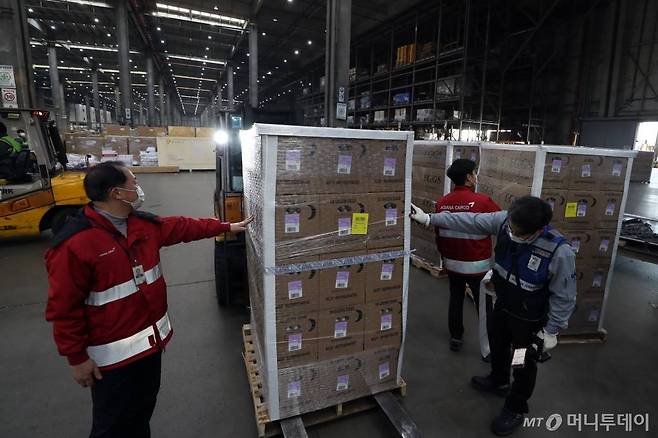 고병원성 조류인플루엔자(AI) 확산으로 국내 계란 가격이 급등하고 있는 가운데 지난 해 1월25일 인천국제공항 아시아나항공 화물터미널에서 관계자들이 미국산 계란을 옮기고 있다. /사진=이기범 기자 leekb@