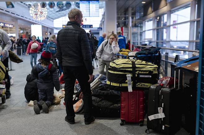 23일(현지시간) 크리스마스 연휴 이동 시즌에 미국 전역에서 항공편 결항이 잇따르면서 승객들의 발이 묶였다./AFPBBNews=뉴스1