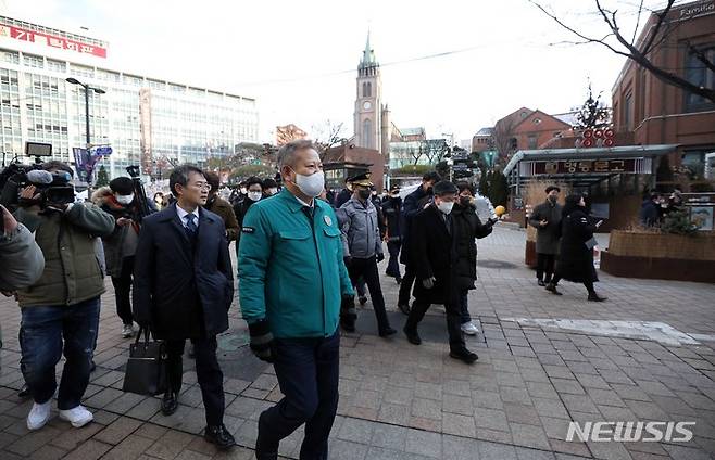 [서울=뉴시스] 김선웅 기자 = 이상민 행정안전부 장관이 지난 23일 서울 중구 명동거리에서 중구청·소방·경찰 등과 인파밀집 안전관리 실태를 점검하고 있다. 2022.12.23. mangusta@newsis.com