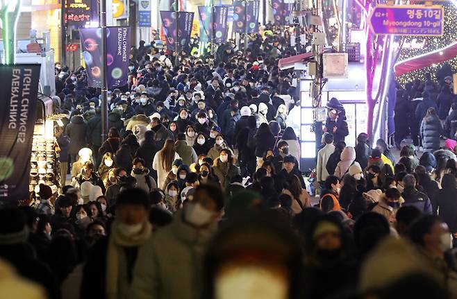 [서울=뉴시스] 최진석 기자 = 크리스마스 이브인 24일 서울 중구 명동거리가 시민들로 붐비고 있다. 2022.12.24. myjs@newsis.com