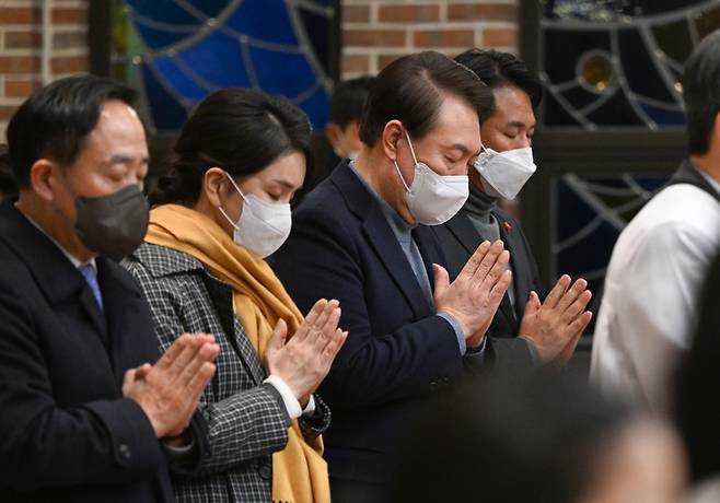 [서울=뉴시스] 윤석열 대통령과 부인 김건희 여사가 24일 서울 중구 약현성당에서 열린 '주님 성탄 대축일 미사'에 참석해 기도하고 있다. (사진=대통령실 제공) 2022.12.24. photo@newsis.com *재판매 및 DB 금지