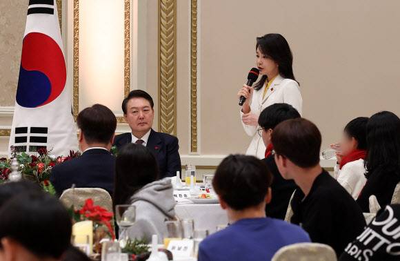 윤석열 대통령 부인 김건희 여사가 23일 청와대 영빈관에서 열린 보호아동·자립준비청년과 함께하는 크리스마스 행사에서 발언하고 있다. 대통령실 제공