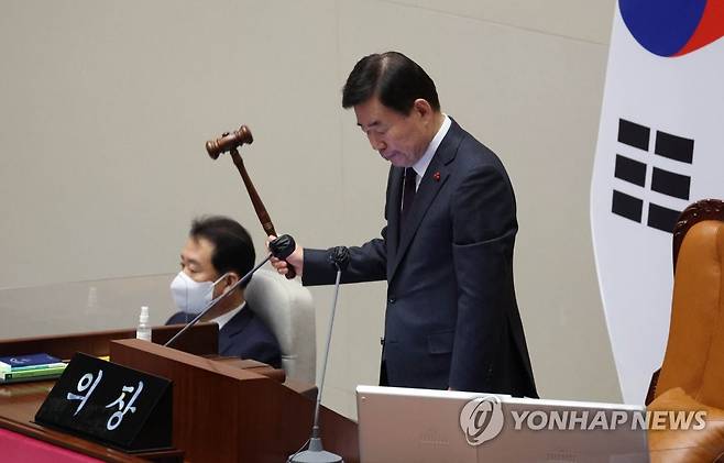 내년도 예산안 처리 위한 본회의 개회 (서울=연합뉴스) 백승렬 기자 = 김진표 국회의장이 23일 밤 내년도 예산안 처리를 위한 국회 본회의를 개회하고 있다. 2022.12.23 srbaek@yna.co.kr