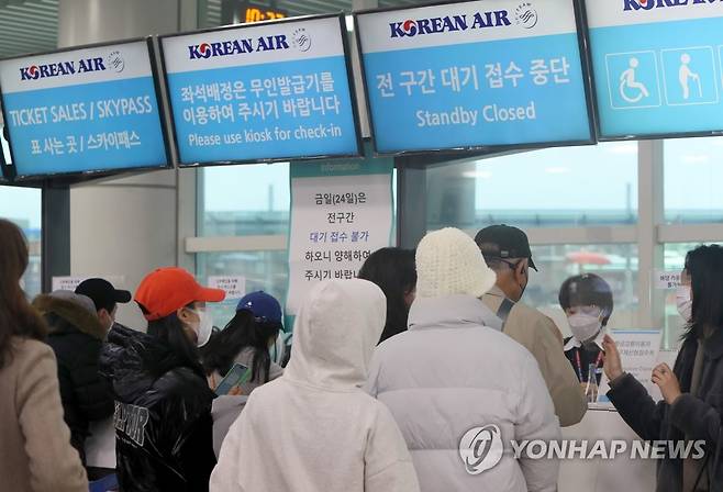 '전 구간 대기 접수 중단' (제주=연합뉴스) 전지혜 기자 = 강풍과 대설로 마비됐던 제주국제공항 항공편 운항이 재개된 24일 제주공항 한 항공사 창구에 '전 구간 대기 접수 중단' 안내 문구가 표기돼있다.
    이날 대부분 항공사는 결항 항공편 승객에 한해 대기 접수를 했다. 2022.12.24 atoz@yna.co.kr