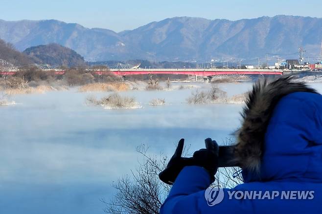 상고대를 찍어라 (춘천=연합뉴스) 양지웅 기자 = 전국 곳곳에 최강한파가 이어지는 24일 강원 춘천시 소양강에 상고대가 펴있다. 2022.12.24 yangdoo@yna.co.kr