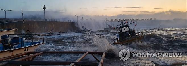 어선 집어삼키는 너울성 파도 (삼척=연합뉴스) 강원 동해안 중부 앞바다에 풍랑주의보가 발효된 가운데 24일 4∼6ｍ에 달하는 너울성 파도가 삼척시 대진항을 어선 피해가 속출했다. 너울성 파도로 대진항을 비롯한 궁촌항, 초곡항, 갈남항 등 4개 항에 정박 중인 어선 10척이 전복되거나 반파됐다. 2022.12.24 [삼척시 제공.재판매 및 DB 금지] jlee@yna.co.kr