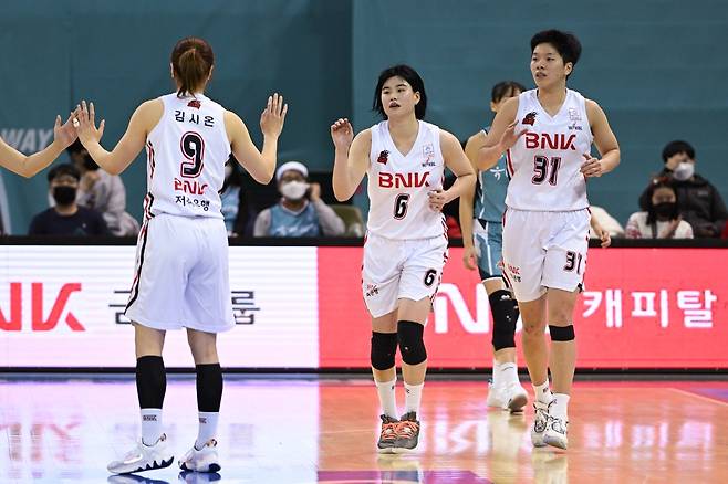 BNK의 김시온, 이소희, 진안 [WKBL 제공. 재판매 및 DB금지]