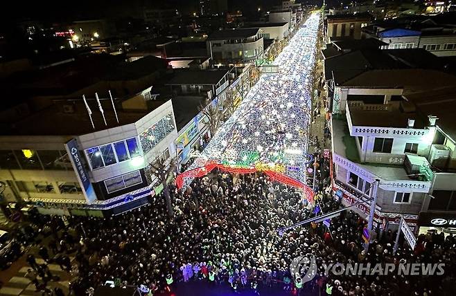 겨울축제 시즌 돌입…불 밝힌 선등거리 [화천군 제공.재판매 및 DB 금지]