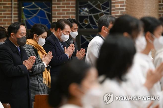 성탄절 축하 미사 참석한 윤석열 대통령 부부 (서울=연합뉴스) 임헌정 기자 = 윤석열 대통령과 김건희 여사가 24일 서울 중구 약현성당에서 열린 '주님 성탄 대축일 미사'에 참석해 기도하고 있다. 2022.12.24 [대통령실 제공. 재판매 및 DB 금지] kane@yna.co.kr