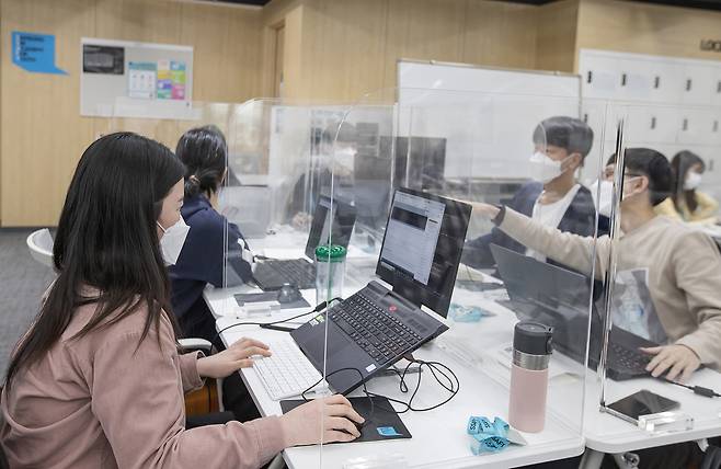 지난 10월 서울 강남구 '삼성청년SW아카데미' 서울캠퍼스에서 7기 교육생들이 프로젝트 수업을 진행하고 있다.(삼성 제공)