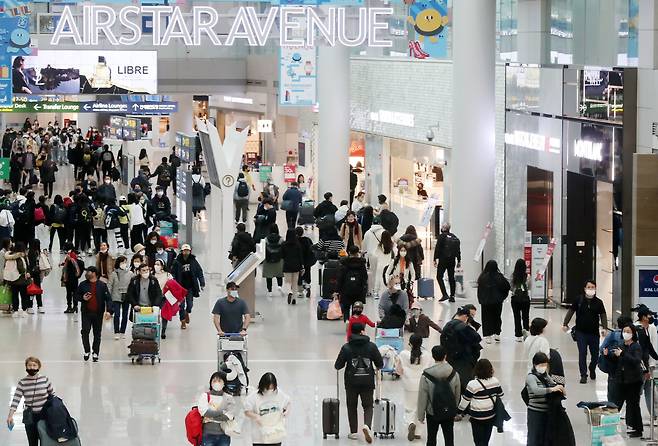 지난 12일 인천국제공항 제1여객터미널 면세점이 해외 여행객들로 붐비고 있다./뉴스1