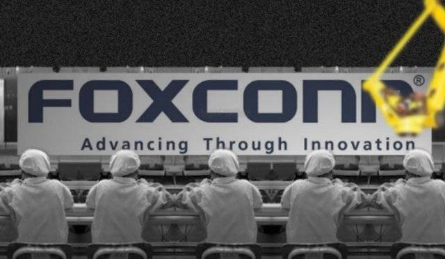 폭스콘 중국 정저우 공장에서 직원들이 제품을 조립하고 있다. 트위터 캡처