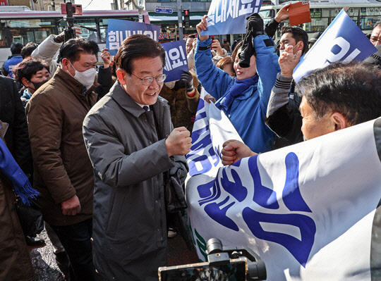 이재명 더불어민주당 대표가 지난 12월22일 경상북도 안동시 안동중앙신시장을 방문해 지지자들을 만나 인사하고 있다.<더불어민주당 홈페이지 사진>