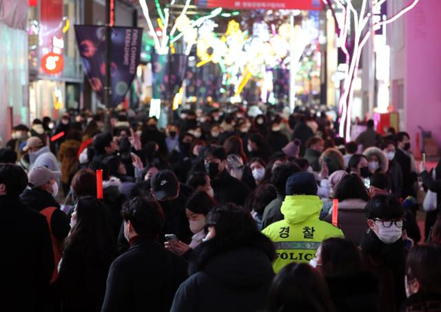 성탄 전야인 24일 오후 서울 중구 명동 거리에서 경찰이 안전관리 활동을 하고 있다. 뉴스1