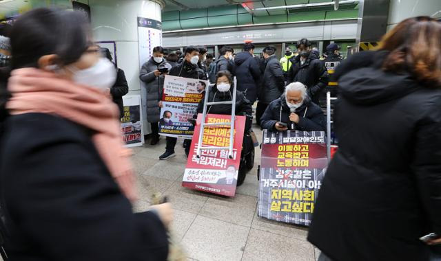 박경석 전국장애인차별철폐연대 대표가 20일 오전 서울지하철 5호선 광화문역에서 장애인 권리 예산 보장을 촉구하는 출근길 선전전을 하고 있다. 뉴시스