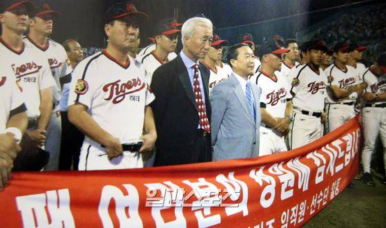 2001년 해태 타이거즈 선수단이 7월 29일 광주 삼성전이 끝난 후 팬들에게 고별 인사를 전하고 있다. IS포토(외부자료)