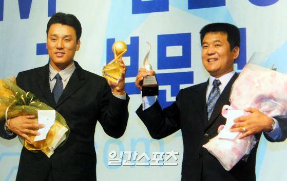 삼성 이승엽(왼쪽)이 39홈런 95타점을 치며 2001년 MVP에 올랐다. 신인왕으로는 타율 0.335 20홈런을 친 한화 이글스 김태균이 뽑혔다. 사진은 이승엽과 김태균의 부친이 KBO 시상식에서 서 있는 모습., IS포토(외부자료)